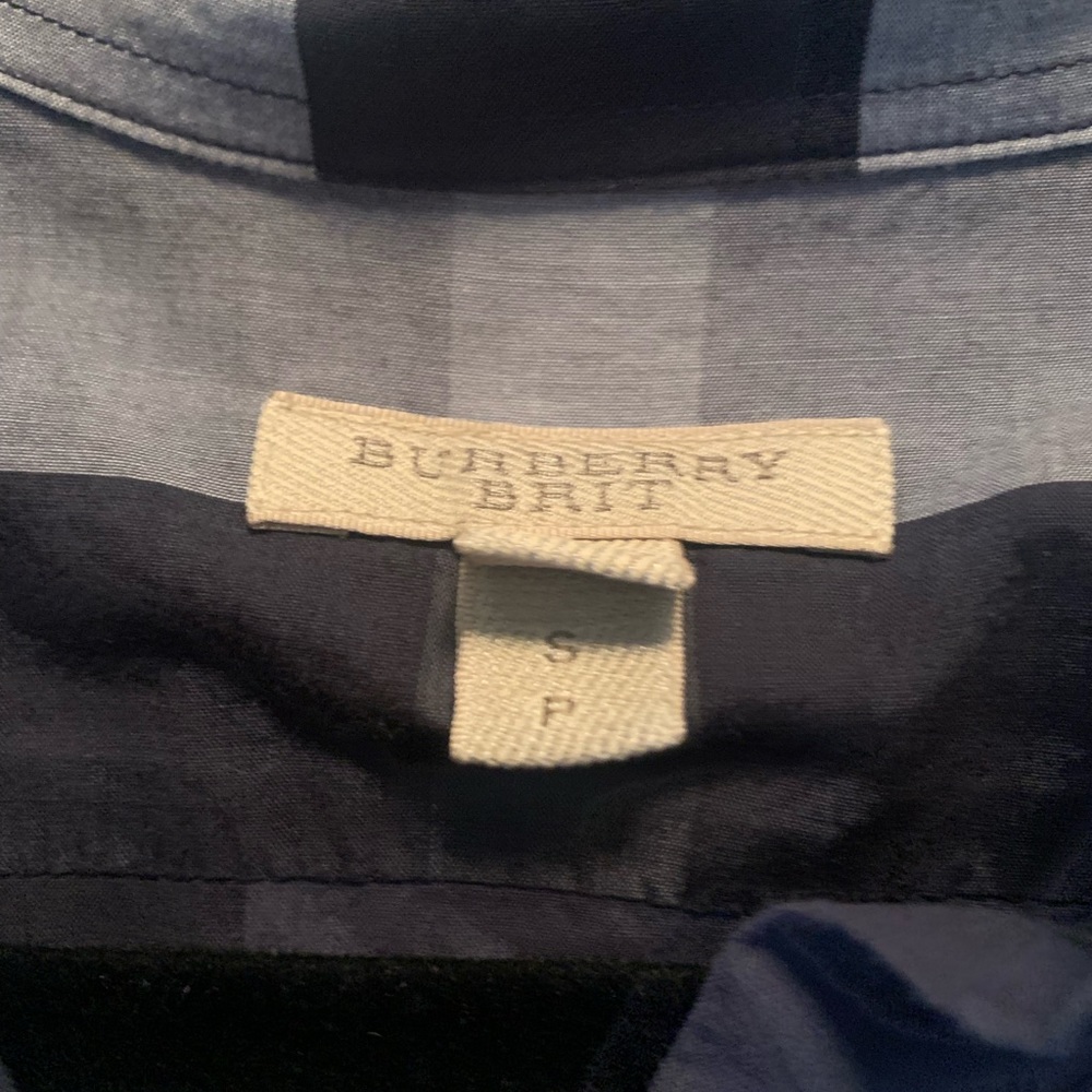 Beautiful Burberry shirt, size small. Good condition.